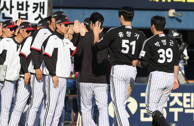 LG가 2일 잠실 두산전에서 9-1로 승리한 후 염경엽 감독과 선수들이 하이파이브를 하고 있다. 잠실=정시종 기자 capa@edaily.co.kr /2024.06.02.