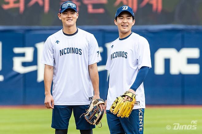 최근 키움과의 트레이드로 NC 유니폼을 입은 김휘집(오른쪽). 왼쪽은 김주원. NC 제공