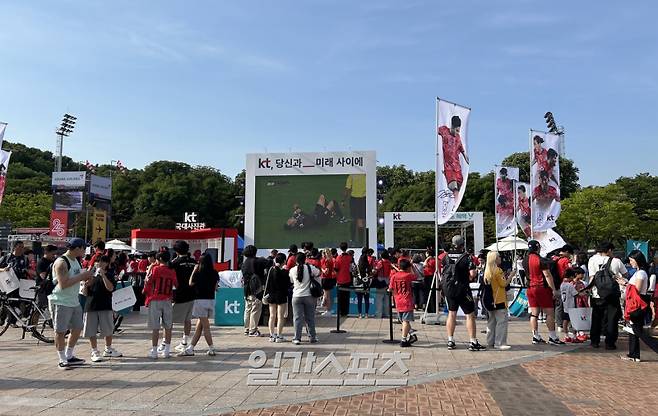 서울월드컵경기장에 모인 축구 팬들. 사진=김희웅 기자