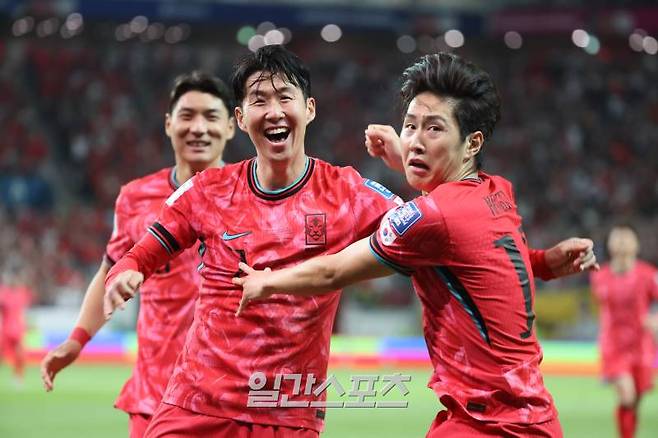 김도훈 임시감독이 이끄는 한국축구대표팀이 11일 오후 서울월드컵경기장에서 중국을 상대로 2026 FIFA 북중미월드컵 아시아지역 2차 예선 C조 최종전을 펼쳤다. 이강인이 첫골을 성공시키고 손흥민과 기뻐하고있다. 상암=정시종 기자 capa@edaily.co.kr /2024.06.11.