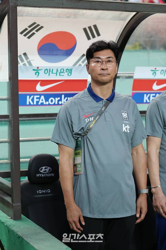 김도훈 임시감독이 이끄는 한국축구대표팀이 11일 오후 서울월드컵경기장에서 중국을 상대로 2026 FIFA 북중미월드컵 아시아지역 2차 예선 C조 최종전을 펼쳤다. 김도훈 감독이 경기를 지켜보고있다. 상암=정시종 기자 capa@edaily.co.kr /2024.06.11.