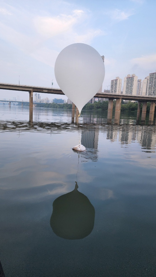 서울 잠실대교 인근에서 발견된 북한의 대남 오물풍선. [사진=합동참모본부]