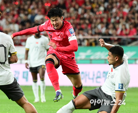 2026 FIFA 북중미 월드컵 2차 예선 대한민국과 중국의 경기가 11일 오후 서울월드컵경기장에서 열렸다. 전반 한국 손흥민이 슛을 시도하고 있다. [사진=정소희 기자]