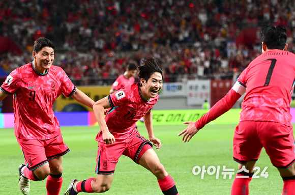 2026 FIFA 북중미 월드컵 2차 예선 대한민국과 중국의 경기가 11일 오후 서울월드컵경기장에서 열렸다. 후반 한국 이강인이 선제골을 넣고 어시스트한 손흥민과 기쁨을 나누고 있다. [사진=정소희 기자]