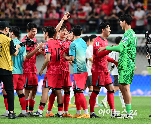 11일 오후 서울월드컵경기장에서 열린 2026 FIFA 북중미 월드컵 2차 예선 대한민국과 중국의 경기가 1:0 대한민국의 승리로 끝났다. 기뻐하는 선수들의 모습. [사진=정소희 기자]