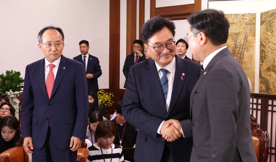 우원식 국회의장이 10일 오후 국회에서 국민의힘 추경호(왼쪽), 더불어민주당 박찬대 원내대표(오른쪽)와 상임위원회를 배분하는 원구성 문제를 두고 회동하고 있다. 연합뉴스