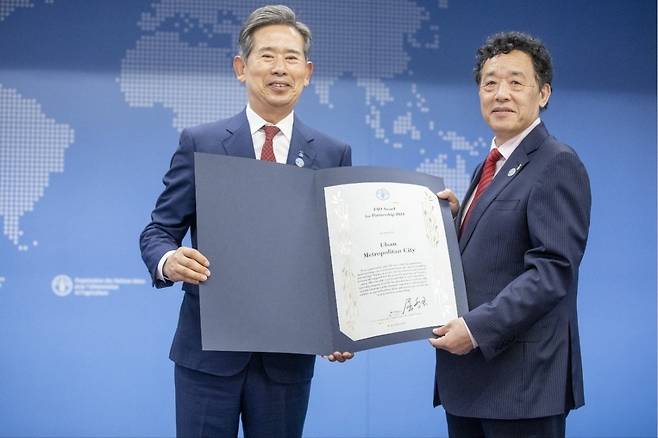 안효대 울산시 경제부시장(왼쪽)이 유엔식량농업기구에서 시상하는 파트너십 부문 어워드를 수상하고 있다. 울산시 제공