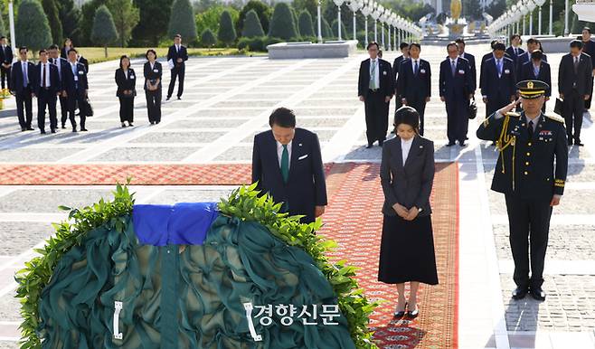 투르크메니스탄을 국빈 방문한 윤석열 대통령과 김건희 여사가 10일 오후(현지 시간) 아시가바트 독립기념탑에서 묵념하고 있다. 김창길 기자