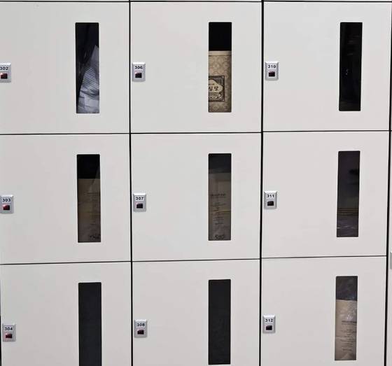 Sungsimdang bread fills a locker inside Daejeon Station. Many visitors from out of town temporarily store their bread in the lockers before taking the train. [SCREEN CAPTURE]