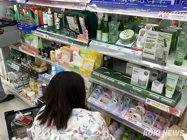 10일 서울의 한 다이소 매장에서 한 손님이 화장품을 보고 있다. 사진=심하연 기자&nbsp;