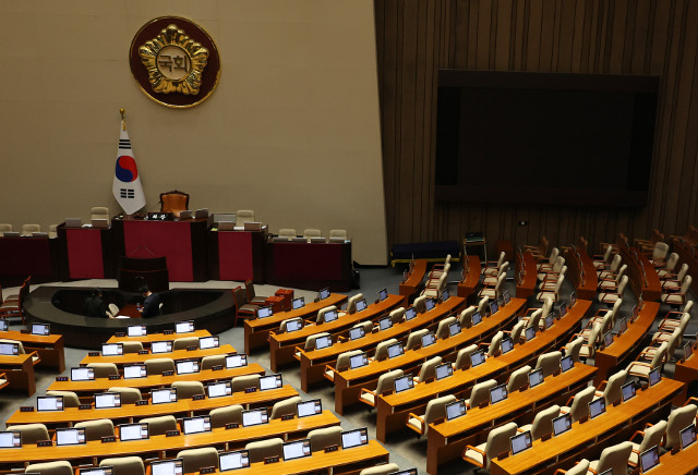 10일 국회 본회의가 연기되자 본회의장에 직원들이 회의장을 떠날 준비를 하고 있다. 연합뉴스