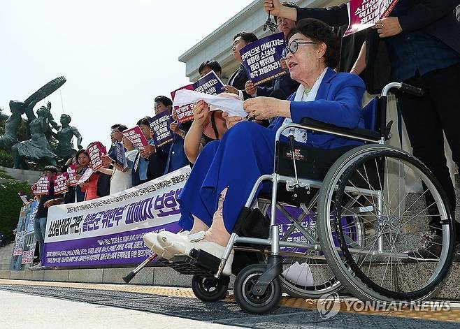 일본 위안부 피해자 이용수 할머니가 오늘 오후 서울 국회 본청 앞 계단에서 열린 일본군 위안부 피해자 보호법 제정촉구 기자회견에서 발언하고 있다. / 사진=연합뉴스