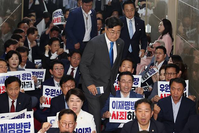 박찬대 더불어민주당 원내대표가 지난 10일 오후 국회의장실을 항의 방문한 국민의힘 의원들 사이를 뚫고 의장실로 들어가고 있다. [사진 출처 = 연합뉴스]