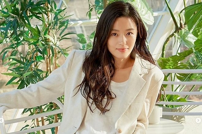 ‘전지현 아파트’로 이름을 날린 아크로 서울포레스트 펜트하우스가 최고가에 매물로 나왔다. [사진 출처 = 전지현 인스타그램]