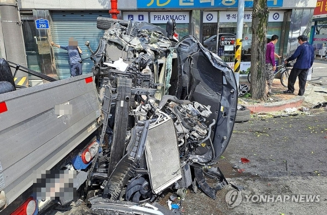 11일 오후 2시 48분께 전북 전주시 완산구 서완산동의 한 도로에서 SUV 차량이 차량 여러 대와 전신주를 들이받고 전도돼 있다. [사진 = 전북소방본부, 연합뉴스]