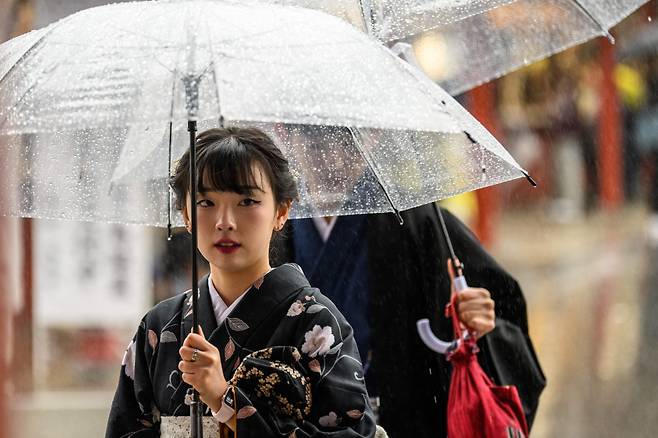 일본 도쿄 아사쿠사 지역에서 한 여성이 일본의 전통 복장 기모노를 입고 우산을 들고 있다. /AFPBBNews=뉴스1