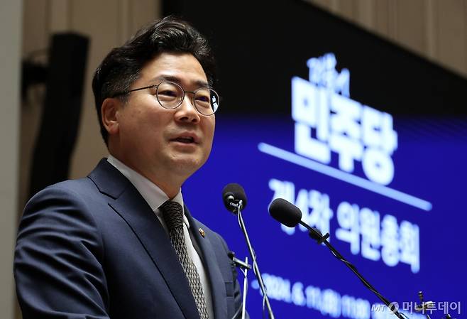 [서울=뉴시스] 조성우 기자 = 박찬대 더불어민주당 원내대표가 11일 오전 서울 여의도 국회에서 열린 의원총회에서 발언하고 있다. 2024.06.11. xconfind@newsis.com /사진=조성우