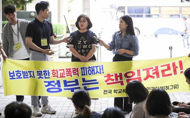 고 박주원 양의 어머니 이기철씨가 11일 서울 서초구 서울중앙지방법원에서 열린 학교폭력 피해자 사건에 여러 차례 불출석해 패소하게 만든 권경애 변호사를 상대로 낸 소송의 1심 선고를 마친 뒤 법정에서 나와 심경을 밝히고 있다. /사진=뉴시스