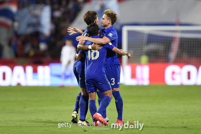 태국 선수들이 11일 싱가포르전에서 선제골을 터뜨린 뒤 기뻐하고 있다. /게티이미지코리아