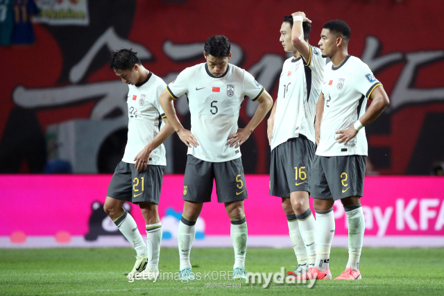11일 한국전에서 0-1로 진 뒤 고개를 숙인 중국 선수들. /게티이미지코리아