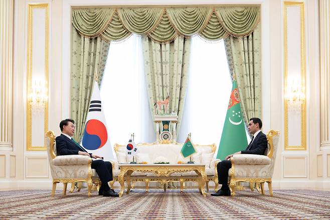 투르크메니스탄을 국빈 방문한 윤석열 대통령이 10일 오후(현지시간) 투르크메니스탄 아시가바트 대통령궁에서 세르다르 베르디무하메도프 투르크메니스탄 대통령과 한·투르크메니스탄 단독회담을 하고 있다. 연합뉴스