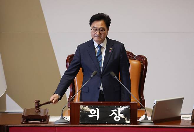 우원식 국회의장이 10일 국회에서 열린 본회의에서 안건을 상정하며 의사봉을 두드리고 있다. [연합]