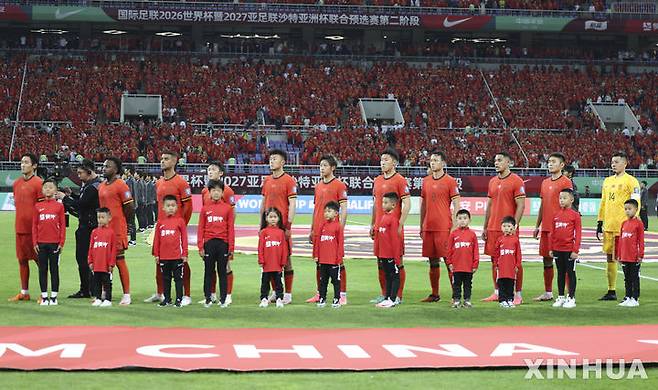 [선양=신화/뉴시스] 중국 축구 국가대표팀이 지난 6일(현지시각) 중국 랴오닝성 선양에서 열린 '2026 국제축구연맹(FIFA) 북중미 월드컵' 아시아 지역 2차 예선 C조 5차전 태국과의 경기에 앞서 국민의례를 하고 있다. 양 팀은 1-1로 비겼으며 중국은 한국과 마지막 경기를 남겨두고 있다. 2024.06.07.