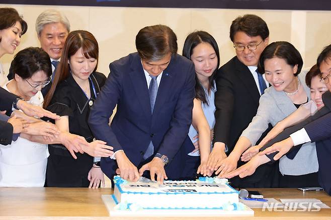 [서울=뉴시스] 권창회 기자 = 조국 조국혁신당 대표를 비롯한 의원과 보좌진들이 11일 오전 서울 여의도 국회에서 열린 창당 100일 기념행사 및 기자간담회에서 케이크를 자르고 있다. 2024.06.11. kch0523@newsis.com