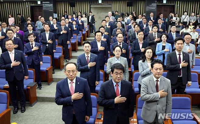 [서울=뉴시스] 조성봉 기자= 추경호 국민의힘 원내대표룰 비롯한 의원들이 11일 오전 서울 여의도 국회에서 열린 의원총회에서 국민의례를 하고 있다. 2024.06.11. suncho21@newsis.com