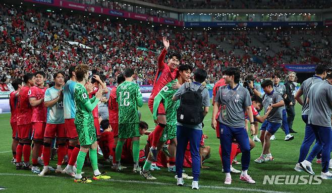 [서울=뉴시스] 김선웅 기자 = 11일 오후 서울 마포구 서울월드컵경기장에서 열린 2026 국제축구연맹(FIFA) 북중미 월드컵 아시아 지역 2차 예선 조별리그 C조 6차전 한국과 중국의 경기, 대표팀 주장 손흥민과 선수들이 경기 종료 후 그라운드를 돌며 축구팬들에게 인사하고 있다. 2024.06.11. mangusta@newsis.com