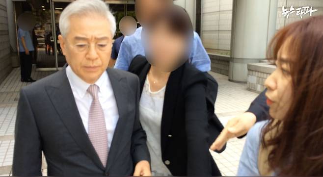 뉴스타파는 2017년 교비 횡령 혐의로 1심 재판을 받고 나오는 이인수 당시 총장을 만나 교비로 자신의 경조사비, 해외 여행비 등을 사용한 이유를 물었지만 답변을 듣지 못했다.