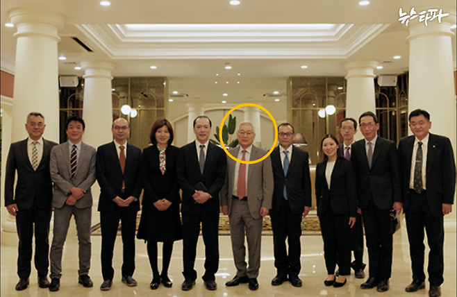 2023년 4월 일본 테이쿄대의 수원대 방문 당시 이인수 전 총장과 임경숙 현 총장(왼쪽에서 네 번째)의 모습. 이 전 총장이 대표로 있는 라비돌 리조트에서 촬영됐다. (출처 : 일본 테이쿄대학)