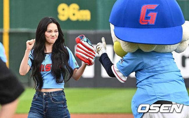 [OSEN=부산, 이석우 기자] 9일 부산 사직야구장에서 열린 2024 신한 SOL 뱅크 KBO 리그 롯데 자이언츠와 SSG 랜더스의 더블헤더 2차전에 앞서&nbsp;걸그룹 에스파(aespa) 멤버 카리나가 롯데 자이언츠 승리 기원 시구를 마친 모습.&nbsp;