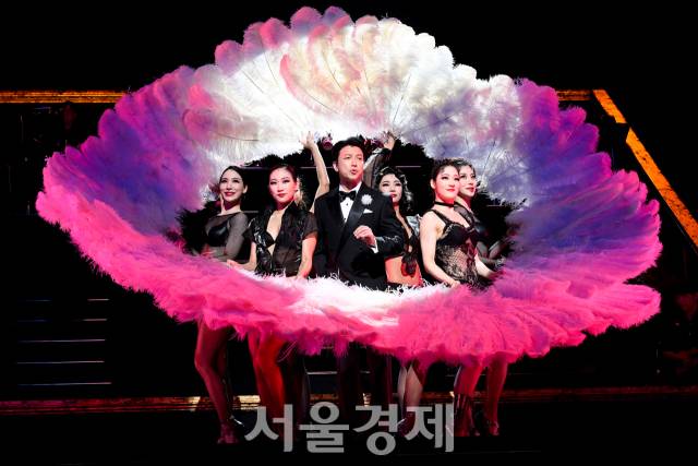뮤지컬 배우 박건형이 11일 오후 서울 구로구 디큐브 링크아트센터에서 진행된 뮤지컬 ‘시카고’ 프레스콜에서 주요 장면을 시연하고 있다. 김규빈 기자 2024.06.11