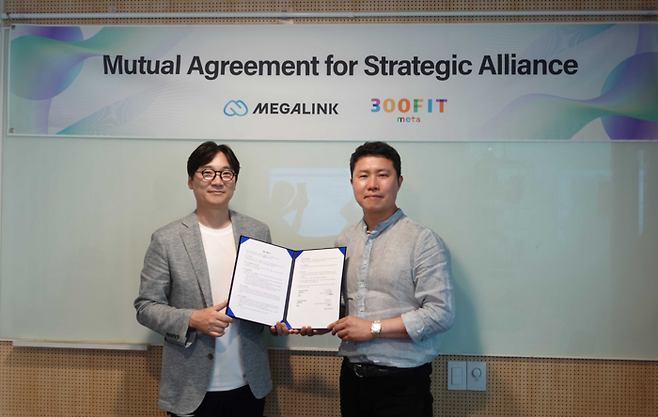 (사진 왼쪽부터)송태건 300FIT 대표, 알렉스 김 메가링크 대표. 사진제공|메가링크