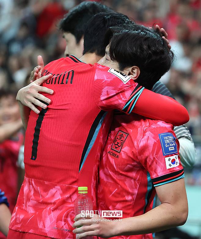 ▲ '캡틴 손흥민과 이강인이 꽉 끌어안고 세리머니를 했다. 가슴 뜨거운 장면이었다. 그동안 원정에서만 봤던 이 세리머니를 6만 관중 앞에서 할 수 있었다. 이강인이 번개같이 쇄도했고 낮고 정확한 슈팅으로 중국의 밀집 수비를 뚫어내는데 성공했는데 환호하던 손흥민은 세리머니를 하러 코너 플래그 쪽으로 오는 이강인에게 안기라는 몸짓을 했다. 득점한 이강인은 손흥민에게 달려와 캡틴의 두 팔에 꽉 안겼다. 손흥민은 세리머니 후에도 이강인 머리를 쓰다듬으며 꿀 떨어지는 모습을 보였다 ⓒ곽혜미 기자