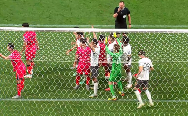 ▲ 후반 7분, 중국이 한국 진영에서 코너킥을 얻었다. 그런데 세트피스 전술(?)이 이상했다. 박스 안 대부분 선수들이 골키퍼 조현우를 둘러싸 시야를 방해했다. 농담을 조금 섞는다면 흡사 '팬미팅' 같은 장면이었다. 중국의 어이없는 전술을 본 모하메드 칼레드 알 호이시(사우디아라비아) 심판은 크게 분노했다. 이후 한국은 이강인의 선제골로 한국은 11일 오후 8시 서울월드컵경기장에서 2026 국제축구연맹(FIFA) 북중미월드컵 아시아지역 2차예선 C조 조별리그 최종전에서 중국을 상대로 1-0으로 이겼다 ⓒ중계화면캡처