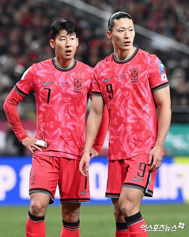 대한민국 캡틴 손흥민이 다시 한 번 축구대표팀 은퇴에 대해 언급했다. 김도훈 임시 감독이 이끄는 축구대표팀은 11일 오후 8시 서울월드컵경기장에서 중국과 2026 북중미 월드컵 아시아 2차예선 C조 최종전을 치른다. 경기 전날인 10일 고양종합운동장에서 진행된 사전 기자회견에 선수 대표로 참석한 손흥민은 얼마나 더 대표팀을 계속 할 수 있을지 모르겠다면서도 마지막 순간까지 최선을 다하겠다는 뜻을 밝혔다. 1991년생으로 만 31세인 손흥민은 2년 뒤 열리는 2026 월드컵 본선까지 충분히 뛸 수 있다. 다만 태극마크를 달고 뛰는 손흥민의 모습을 즐길 날이 얼마 남지 않은 건 분명하다. 엑스포츠뉴스DB