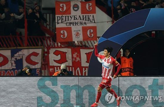 대한민국 축구를 대표하는 풀백 설영우가 세르비아 명문 츠르베나 즈베즈다로의 이적에 점점 다가서는 것으로 보인다.세르비아 매체 '부타스포츠'는 지난 10일(한국시간) 설영우가 레드스타(즈베즈다 애칭) 대열에 합류한다. 즈베즈다는 울산에 120만 유로(약 18억원)와 셀온 20%를 지급할 예정이리고 전했다. 연합뉴스