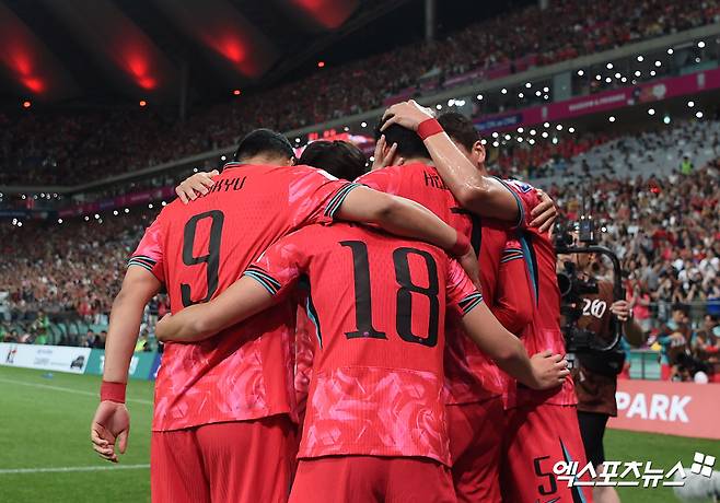 김도훈 임시 감독이 이끄는 대한민국 축구 국가대표팀이 11일 서울월드컵경기장에서 열린 중국 축구 국가대표팀과의 2026 국제축구연맹(FIFA) 북중미(캐나다-미국-멕시코 공동 개최) 월드컵 아시아지역 2차 예선 C조 최종전에서 이강인의 결승 골로 1-0으로 승리했다. 이강인은 싱가포르전에 이어 두 경기 연속 골을 터뜨리며 중국전 승리와 3차 예선 1포트 확보를 이끌었다. 서울월드컵경기장, 김한준 기자