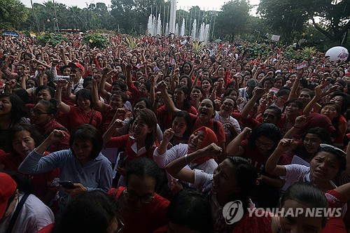 신태용 감독이 이끄는 인도네시아 축구대표팀이 11일 수도 자카르타 겔로라 붕카르노에서 열린 2026 북중미 월드컵 아시아 2차예선 F조 최종전에서 필리핀을 2-0으로 완파하고 3차예선에 진출했다. 인도네시아는 3차예선에서 자국 축구 사상 처음으로 월드컵 본선 티켓에 도전할 수 있게 됐다. 인도네시아는 신 감독의 리더십과 더불어 유럽에서 인도네시아 2중 국적자 혹은 인도네시아 혈통을 찾아 국적 부여하는 방식으로 대표팀을 강화했다. 연합뉴스