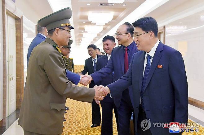 리성철 북한 사회안전성 부상 러시아 방문 (평양 조선중앙통신=연합뉴스) 리성철 북한 사회안전성 부상(오른쪽)을 단장으로 하는 사회안전성 대표단이 지난 10일 러시아를 방문하기 위해 비행기로 평양을 출발했다고 조선중앙통신이 11일 보도했다. 2024.6.11 
    [국내에서만 사용가능. 재배포 금지. For Use Only in the Republic of Korea. No Redistribution] nkphoto@yna.co.kr