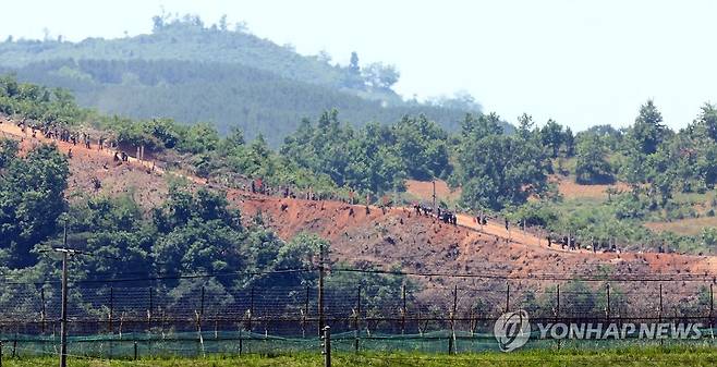 산 능선 따라 초소 진지 공사하는 북한 군인들 (파주=연합뉴스) 김인철 기자 = 9·19 남북 군사합의 전체 효력 정지안이 국무회의를 통과한 4일 경기도 파주 접경지역에서 바라본 북한의 한 초소에서 북한 군인들이 진지 공사를 하고 있다. 2024.6.4 yatoya@yna.co.kr