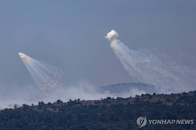 레바논 국경마을 주변 언덕 위로 떨어지는 포격 [AFP 연합뉴스 자료사진. 재판매 및 DB 금지]