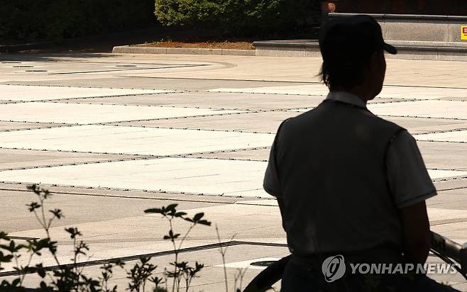 '분수야 언제 나오니' (대구=연합뉴스) 황수빈 기자 = 폭염특보가 발효된 11일 대구 서구 평리공원에서 한 시민이 더위를 식혀줄 바닥 분수가 가동되길 기다리고 있다. 2024.6.11 hsb@yna.co.kr