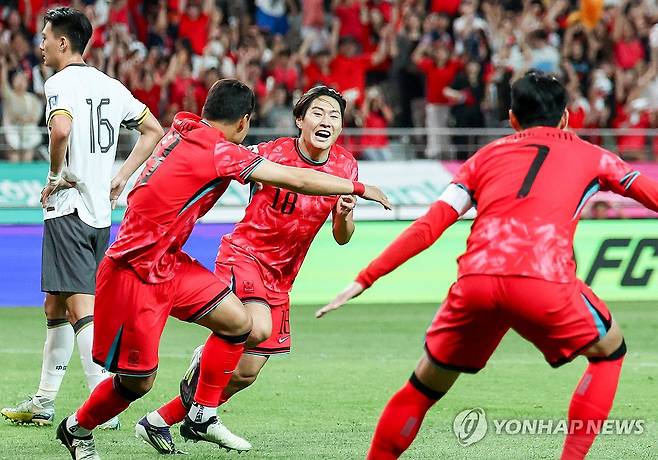 이강인 '내가 넣었어!' (서울=연합뉴스) 김인철 기자 = 11일 서울월드컵경기장에서 열린 2026 북중미 월드컵 아시아 지역 2차 예선 C조 6차전 한국과 중국의 경기. 이강인이 선취골을 넣은 뒤 주민규, 손흥민과 기뻐하고 있다. 2024.6.11 yatoya@yna.co.kr