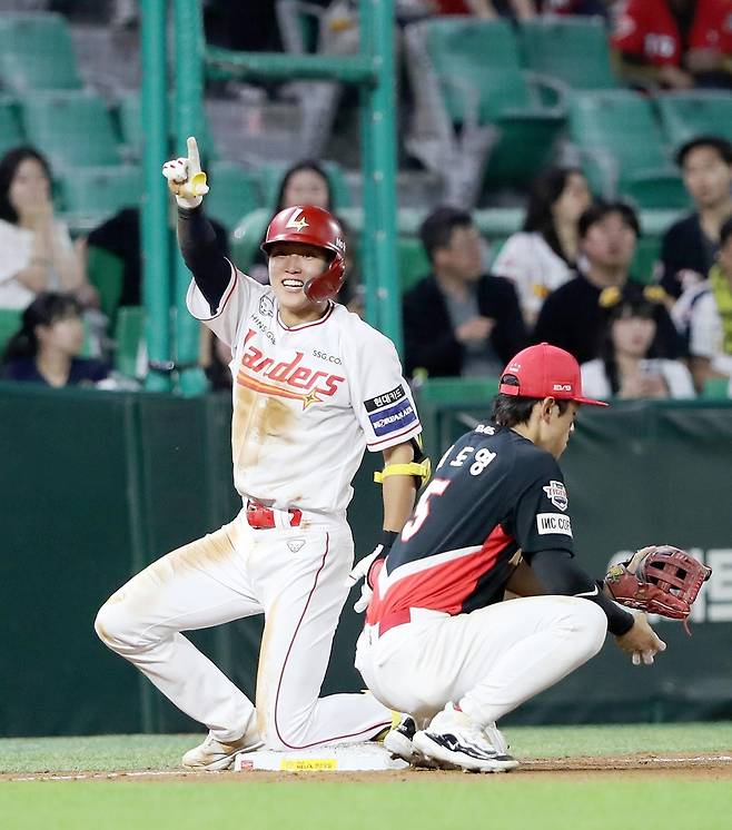 기쁨의 세리머니를 펼치는 박지환 [SSG 랜더스 제공. 재판매 및 DB 금지]