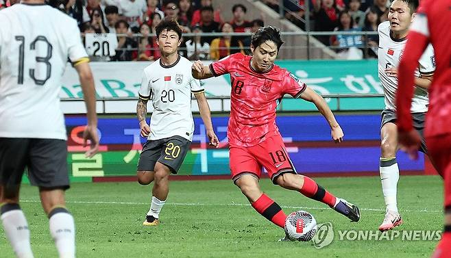 선취골 넣는 이강인 (서울=연합뉴스) 김인철 기자 = 11일 서울월드컵경기장에서 열린 2026 북중미 월드컵 아시아 지역 2차 예선 C조 6차전 한국과 중국의 경기. 후반전 이강인이 선취골을 넣고 있다. 2024.6.11 yatoya@yna.co.kr