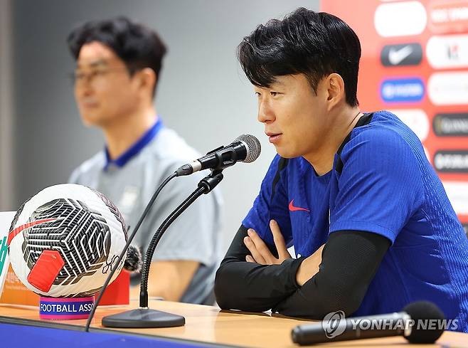 취재진 질문에 답하는 손흥민 (고양=연합뉴스) 김도훈 기자 = 축구대표팀 주장 손흥민이 10일 오후 경기도 고양종합운동장에서 열린 공식 기자회견에서 취재진 질문에 답하고 있다. 왼쪽은 김도훈 감독. 2024.6.10 superdoo82@yna.co.kr