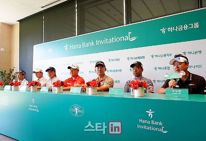 [춘천(강원)=이데일리 골프in 김상민 기자] 12일 강원도 춘천에 위치한 남춘천CC 빅토리, 챌린지 코스(파71/7355야드)에서 한국프로골프(KPGA) 투어와 일본프로골프(JGTO) 투어가 공동 주관하는 ‘하나은행 인비테이셔널 (총상금 13억원/ 우승상금 2억 6000만원)’ 공식 기자회견이 열렸다. 왼쪽부터 이나모리 유키, 양지호, 히라타 켄세이, 함정우, 한승수, 히가 카즈키, 박상현이 기자회견을 하고 있다.